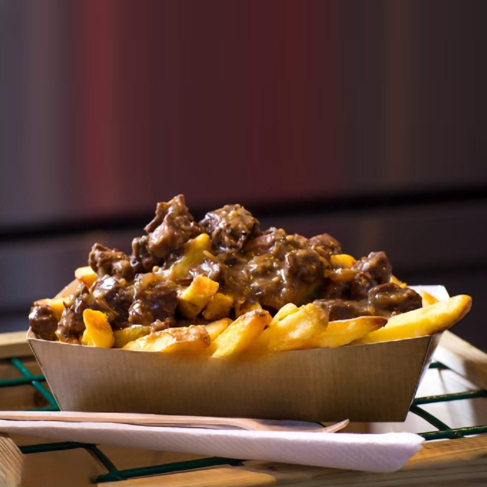 Loaded fries stoofvlees afbeelding
